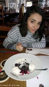 Sara comiendo el postre del Berliner Republik