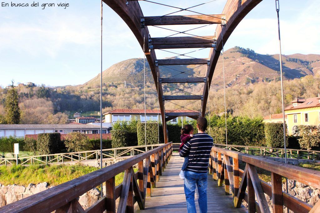 Puente de madera que cruza el Sella