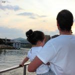 Paula y papá montados en el barco mientras navagábamos por la ría
