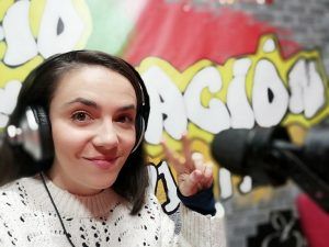 Sara delante del micrófono, a punto de comenzar la entrevista para la radio