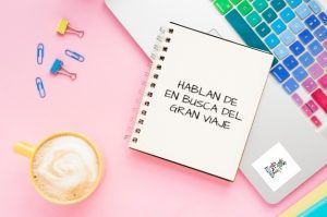 Escritorio con un ordenador y una agenda